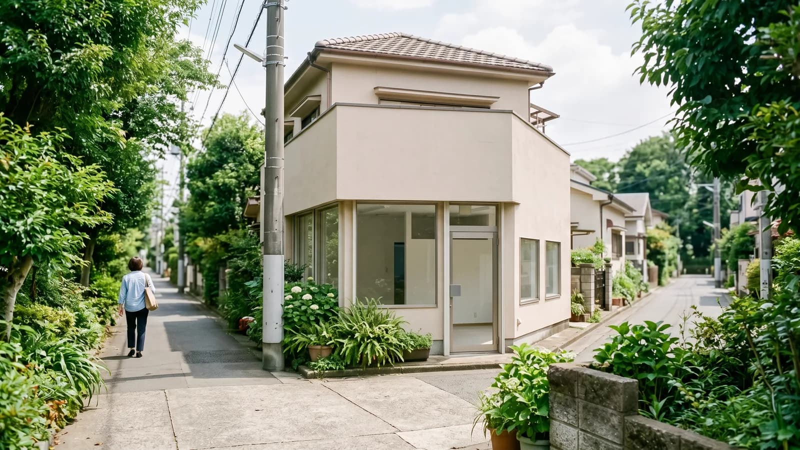 街角にある、不動産事務所が入る予定のテナントビルの外観